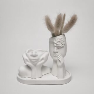 Pack Vases : visage pensif, vase représentant un visage tenant une fleur, plateau oval en plâtre