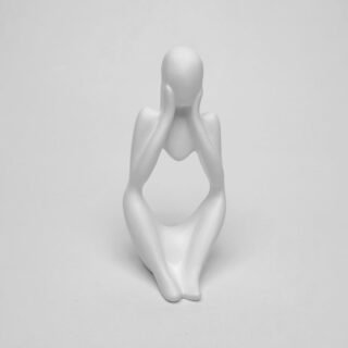 Statue abstraite en plâtre représentant des figurines humaines